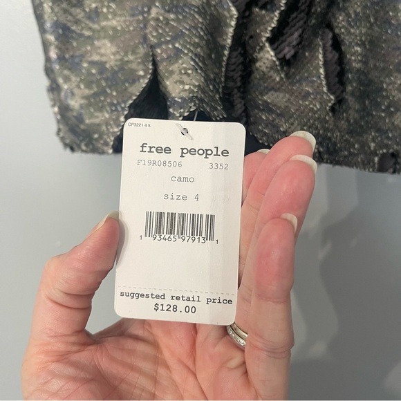 Free People NWT Reversible Sequin Camo Mini Skirt Flip
Sequins Camouflage - Sz 4 - Picture 10 of 14